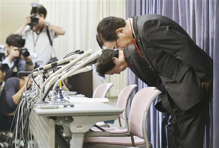マンション傾斜問題で国交省に報告後、記者会見で謝罪する旭化成建材の堺正光（まさてる）取締役常務執行役員（手前）と旭化成の柿沢信行執行役員＝２０１５年１０月２２日、東京都千代田区霞が関（共同）