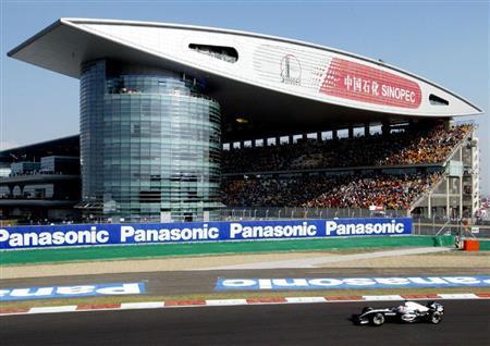 ２００４年９月２５日、中国で初めて開催されたＦ１レースの予選走行に詰め掛けたファン。あれから１１年、中国の企業グループによるＦ１運営会社の買収計画参画が報じられた＝上海インターナショナル・サーキット（ロイター）