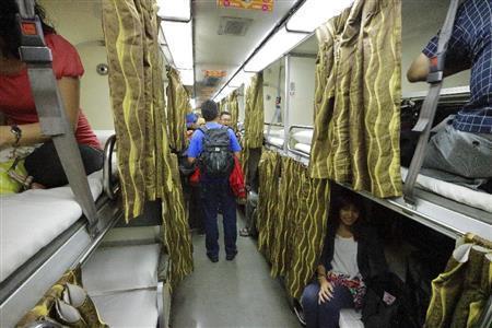 グループでの旅行者は見当たらず、乗客のほとんどが金曜の深夜便を利用した“週末帰省”で地元へ帰る人たちだ＝マレーシア（倉谷清文さん撮影）