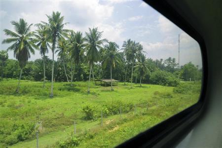 太陽が昇ると、風景の中に緑の鮮やかさが増してきた。移り行く景色をぼーっと眺めているだけでも、列車旅は楽しい。自然の豊かさを満喫した旅だった＝マレーシア（倉谷清文さん撮影）
