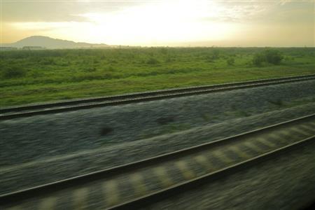 都会である首都クアラルンプールから離れるにしたがって、車窓の光景も変化。のどかな田園風景が広がる＝マレーシア（倉谷清文さん撮影）