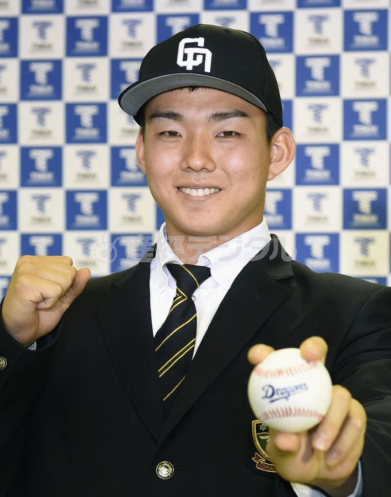 中日から１位指名され、笑顔でポーズをとる東海大相模高の小笠原慎之介＝２０１５年１０月２２日、神奈川県相模原市南区（共同）