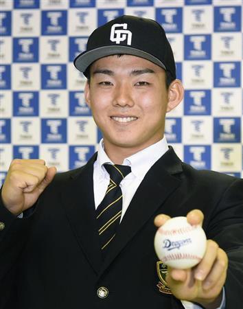 中日から１位指名され、笑顔でポーズをとる東海大相模高の小笠原慎之介＝２０１５年１０月２２日、神奈川県相模原市南区（共同）