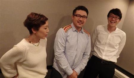 （右から）デザイナー、ｎｅｎｄｏの佐藤オオキさん、クリエーティブチーム・ライゾマティクスの代表、齋藤精一さん、ナビゲーターのクリス智子さん＝２０１５年９月３０日（Ｊ－ＷＡＶＥ提供）