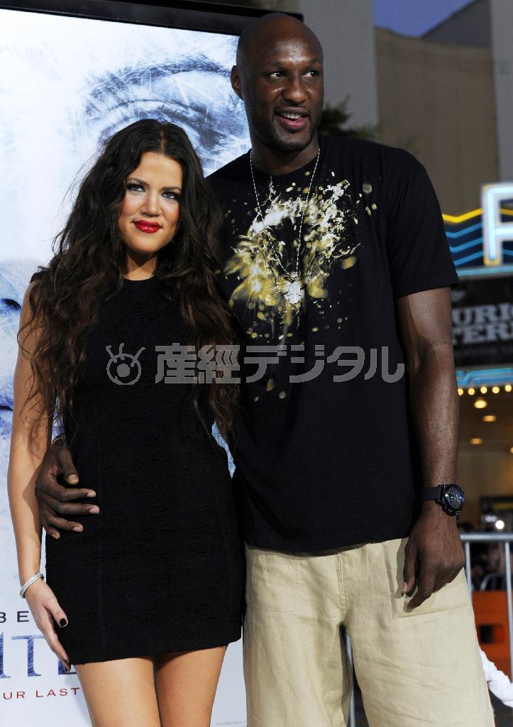 米プロバスケットボールの元スター選手、ラマー・オドムさん（右）と、米タレントのクロエ・カーダシアンさん＝２００９年９月９日、米カリフォルニア州ロサンゼルス（ＡＰ）