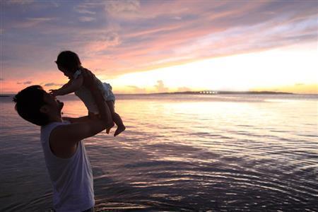 娘が６カ月の頃の夕日をバックに撮影しました＝２０１２年（須藤夕子さん撮影）