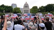 ５月に国会前で辺野古（へのこ）基地建設に反対して行われたデモ＝２０１５年５月２４日、東京都千代田区永田町（栗橋隆悦撮影）