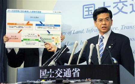 記者会見でマンション傾斜問題をめぐる調査について説明する石井啓一国土交通相＝２０１５年１０月２３日午前、国土交通省（共同）