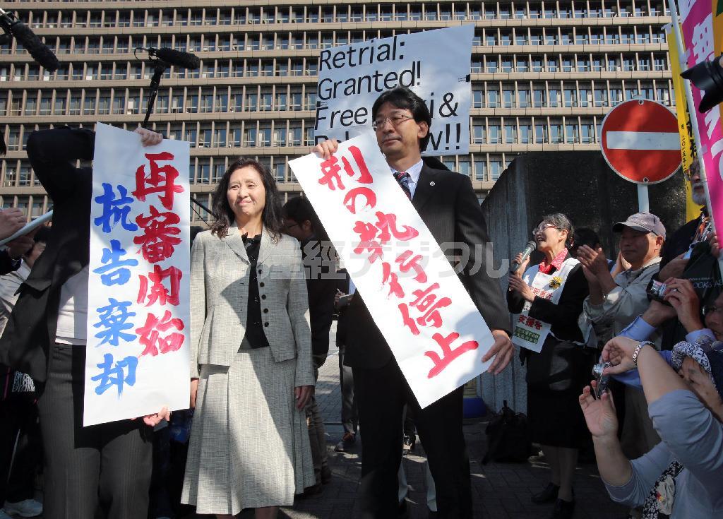 集まった支援者らに再審開始を知らせる弁護団＝２０１５年１０月２３日午前、大阪市北区（恵守乾撮影）