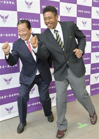 指名あいさつに訪れ、報道陣のリクエストでポーズをとる楽天の梨田昌孝新監督（左）と関東第一高のオコエ瑠偉（るい）外野手＝２０１５年１０月２３日、東京都江戸川区（共同）