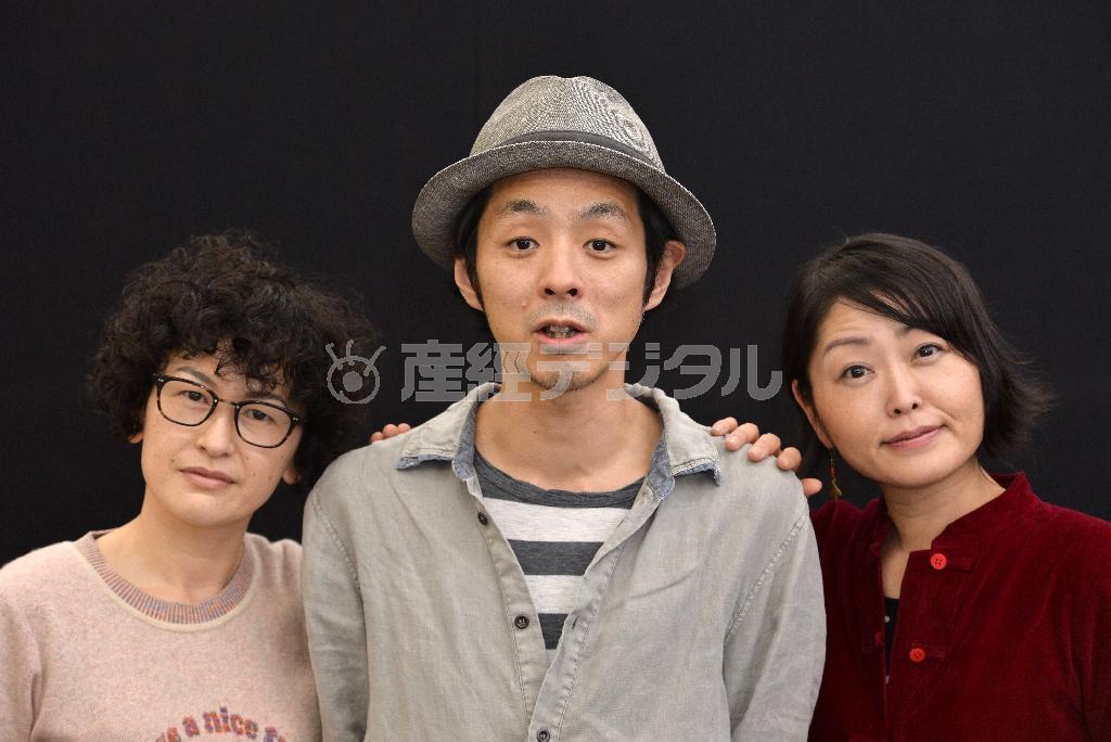 舞台装置は往年の歌番組「夜のヒットスタジオ」をイメージして作るという。宮藤官九郎（くどう・かんくろう）さん（中）を囲む伊勢志摩さん（左）と池津祥子（いけづ・しょうこ）さん（右）＝２０１５年１０月１３日、東京都新宿区（宮崎瑞穂撮影）