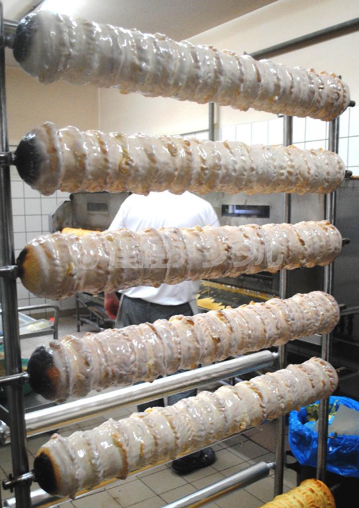 白く砂糖がコーティングされたばかりのバウムクーヘンはつややかに光沢を放っている＝２０１５年１０月２０日、ドイツ・首都ベルリン（宮下日出男撮影）