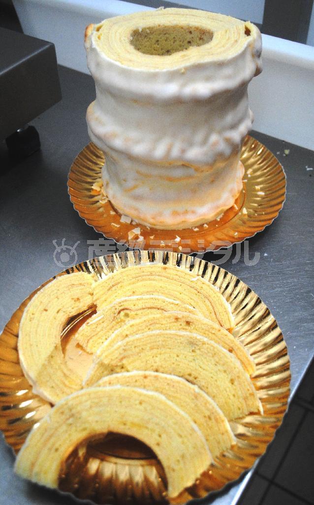 完成したバウムクーヘン。食べる際には薄くスライスするのがドイツ風だ＝２０１５年１０月２０日、ドイツ・首都ベルリン（宮下日出男撮影）