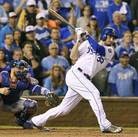 ブルージェイズ戦の八回、右翼線に決勝打を放つロイヤルズのエリック・ホスマー＝２０１５年１０月２３日、米ミズーリ州カンザスシティー（共同）