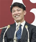 現役引退の記者会見をする巨人の井端弘和内野手＝２０１５年１０月２４日、東京都千代田区大手町の球団事務所（共同）