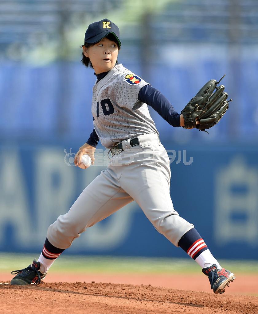 法大－明大の始球式をする慶大初の女性部員、川崎彩乃投手＝２０１５年１０月２４日、東京都新宿区の神宮球場（共同）