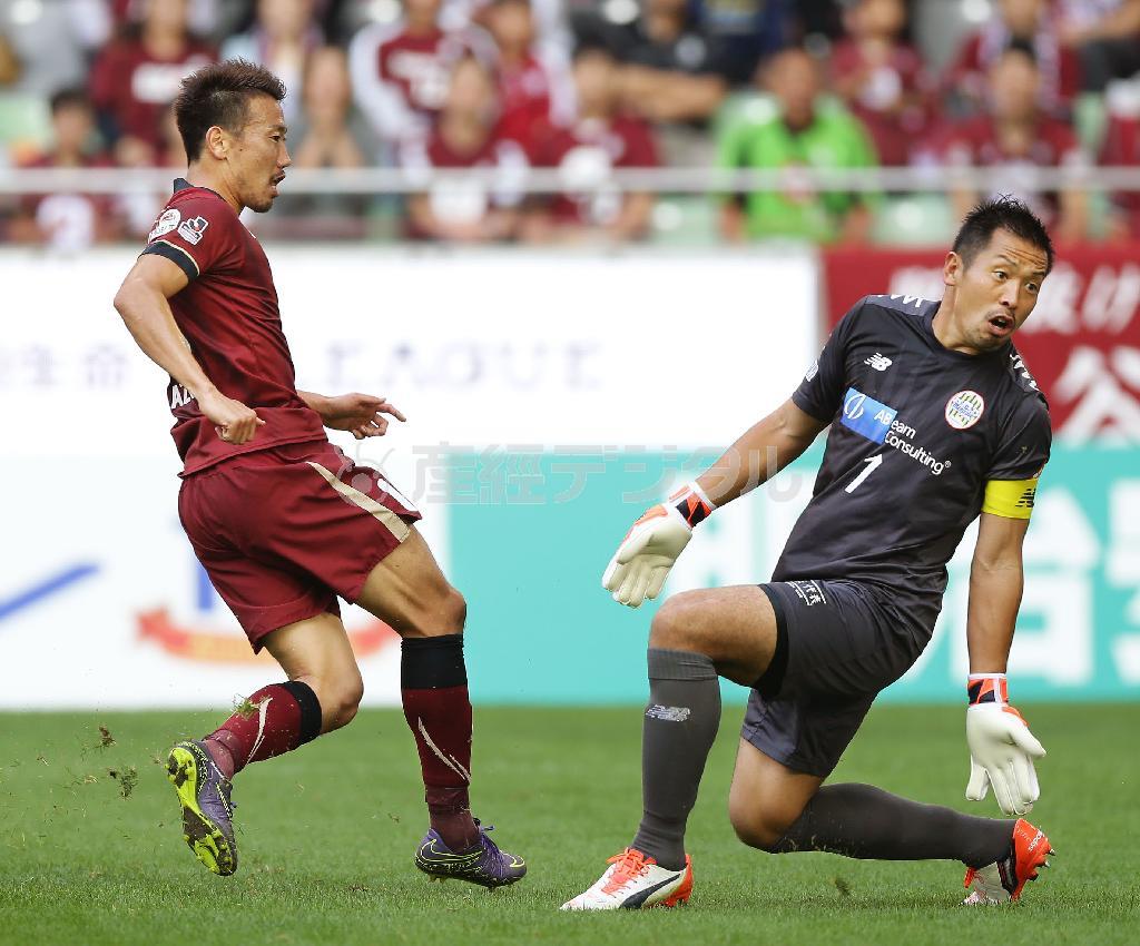 神戸－山形の後半、勝ち越しとなる自身２点目のゴールを決めた神戸・渡辺千真（かずま、左）。山形・ＧＫ山岸範宏＝２０１５年１０月２４日、兵庫県神戸市兵庫区のノエビアスタジアム神戸（共同）