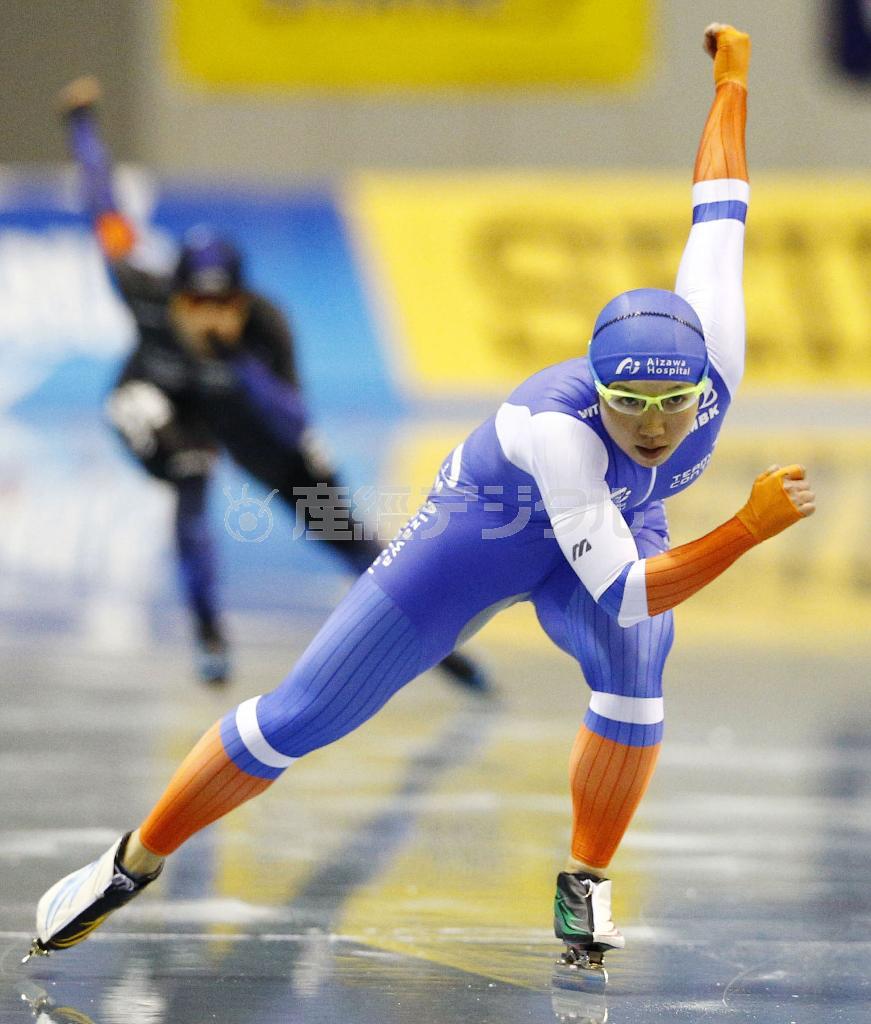 女子５００メートル合計１分１７秒０２０で優勝した小平奈緒＝２０１５年１０月２４日、長野県長野市のエムウエーブ（共同）