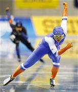 女子５００メートル合計１分１７秒０２０で優勝した小平奈緒＝２０１５年１０月２４日、長野県長野市のエムウエーブ（共同）