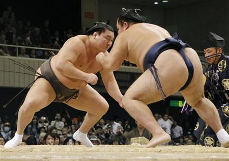 巡業復帰後、初めて取組を行った横綱白鵬＝２０１５年１０月２４日、広島県広島市（共同）