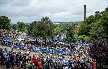 大勢の観客が集まり、最大の見所となったリビーヒルの石畳＝２０１５年９月２６日、米バージニア州（田中苑子さん撮影）