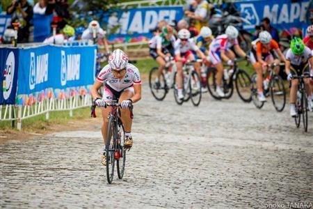 石畳の上りを先頭で走る梶原悠未（かじはら・ゆうみ）。東京オリンピックでのメダルへの大きな期待がかかる＝２０１５年９月２７日、米バージニア州リッチモンド（田中苑子さん撮影）