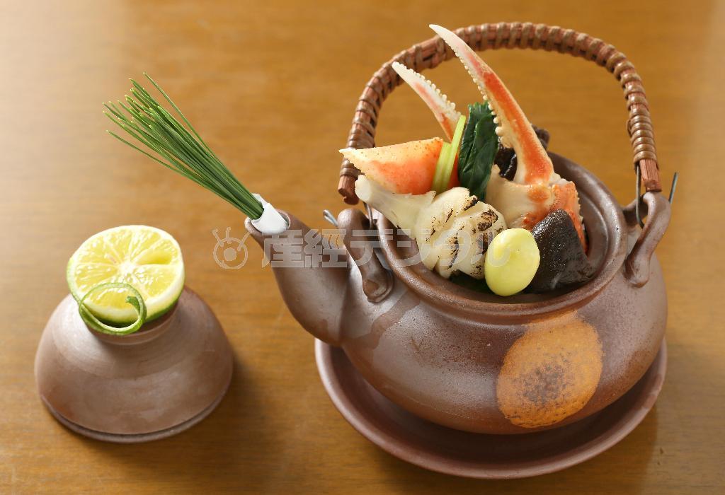 ズワイガニ入りの豪華な土瓶蒸し。薄味の出汁は絶品だ＝２０１５年１０月１４日、京都市東山区（志儀駒貴撮影）
