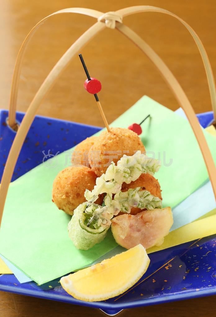 ホタテと甘エビを団子にした揚げ物。かすかに「八つ橋」の香りが漂う＝２０１５年１０月１４日、京都市東山区（志儀駒貴撮影）