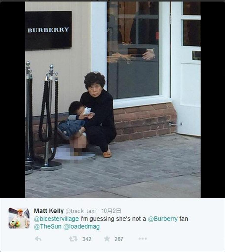 英ビスター・ビレッジ・アウトレット・ショッピングセンターにある「バーバリー」の店舗前で…（ＭａｔｔＫｅｌｌｙ（＠ｔｒａｃｋ＿ｔａｘｉ）さんのツイッターをスクリーンショット、一部画像を処理しています）