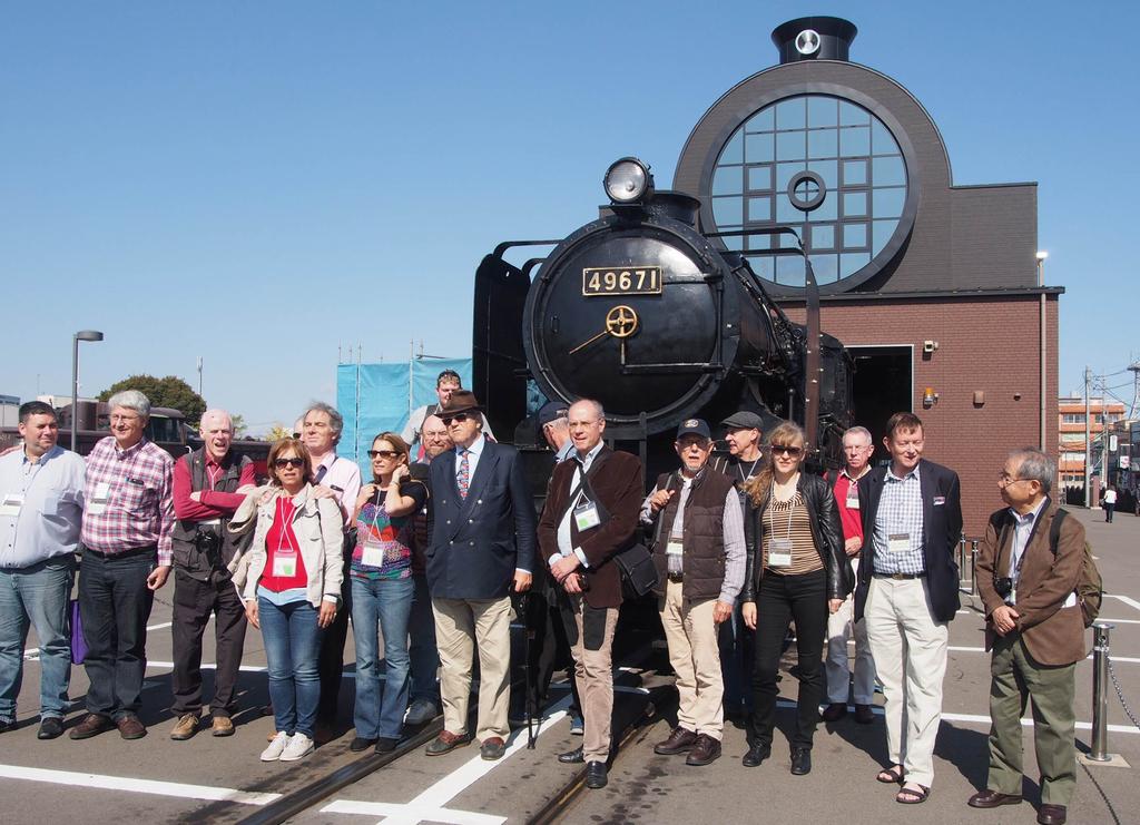 ＳＬキューロク館を見学した世界保存鉄道協会の会員ら＝２５日、真岡市台町