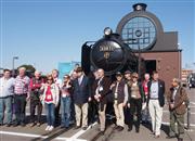 ＳＬキューロク館を見学した世界保存鉄道協会の会員ら＝２５日、真岡市台町