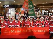 三宅香執行役員とクリスマスソングを披露した園児ら