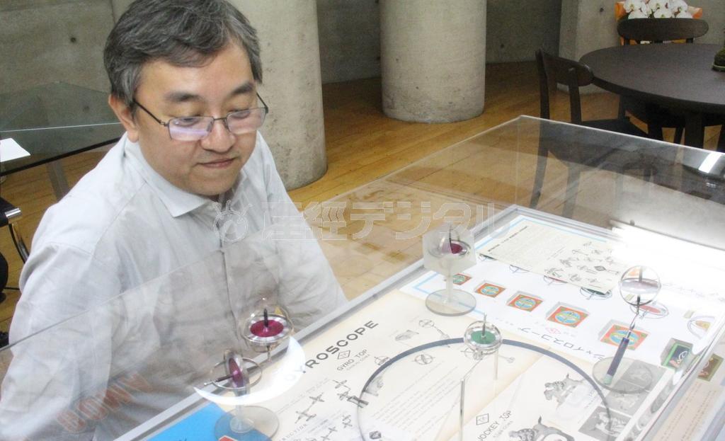 鳥居賢司さんが立ち上げた「タイガージャイロスコープ」社には、自身も製作に携わった地球ゴマも展示されている＝名古屋市千種区（桑波田仰太撮影）