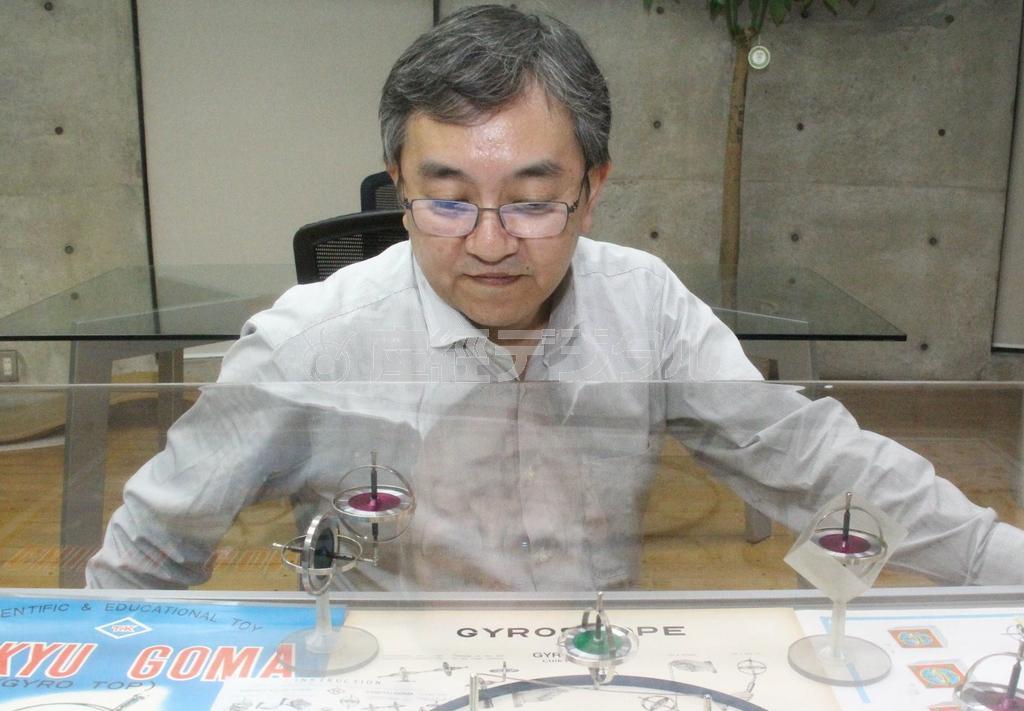 鳥居賢司さんが立ち上げた「タイガージャイロスコープ」社には、自身も製作に携わった地球ゴマも展示されている＝名古屋市千種区（桑波田仰太撮影）