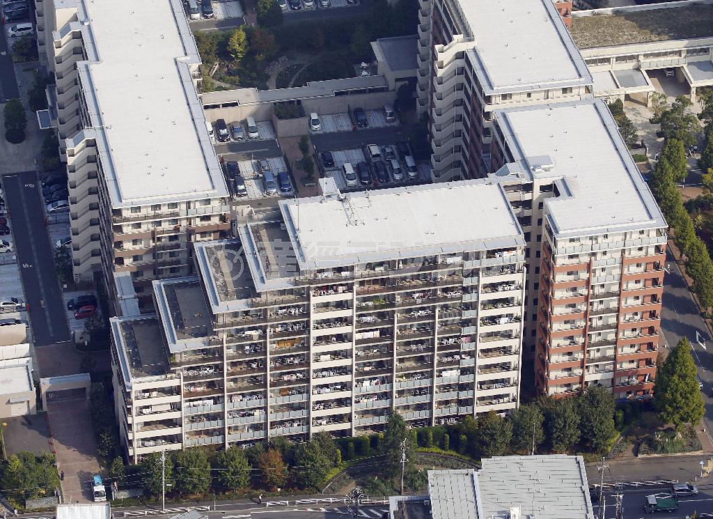 くいの施行不良などにより１棟の傾斜が判明した横浜市都筑区のマンション＝２０１５年１０月２２日、神奈川県（共同）