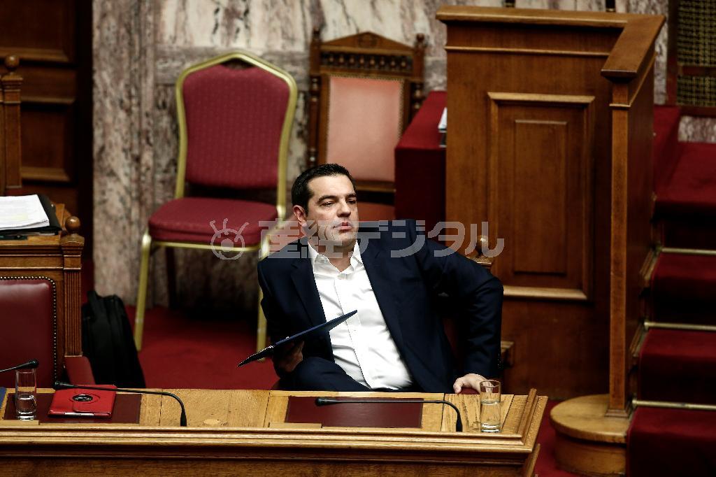 ギリシャ国会で野党議員らの質疑を聞くアレクシス・チプラス首相。メディアとの確執は、政府による「民放競売権」掌握という前代未聞の事態に至った＝２０１５年１０月１６日、ギリシャ・首都アテネ（ＡＰ）