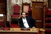 ギリシャ国会で野党議員らの質疑を聞くアレクシス・チプラス首相。メディアとの確執は、政府による「民放競売権」掌握という前代未聞の事態に至った＝２０１５年１０月１６日、ギリシャ・首都アテネ（ＡＰ）
