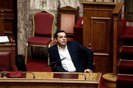 ギリシャ国会で野党議員らの質疑を聞くアレクシス・チプラス首相。メディアとの確執は、政府による「民放競売権」掌握という前代未聞の事態に至った＝２０１５年１０月１６日、ギリシャ・首都アテネ（ＡＰ）