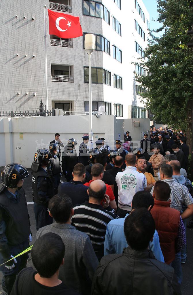 トルコ大使館前で在外投票に集まった人たちが乱闘。警官や機動隊が出動する騒ぎになった＝２０１５年１０月２５日、東京都渋谷区（鈴木健児撮影）