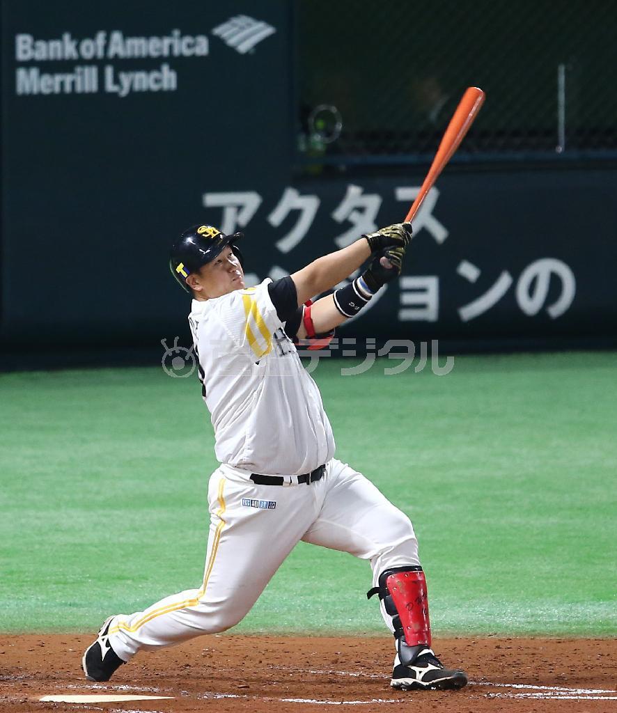 四回、先制の２ランホームランを放つソフトバンク・李大浩（イ・デホ）＝２０１５年１０月２５日、福岡県福岡市中央区のヤフオクドーム（吉沢良太撮影）