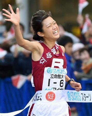 大会史上初の５連覇を果たし、ゴールする立命大のアンカー・和田優香里＝２０１５年１０月２５日、宮城県仙台市青葉区（共同）