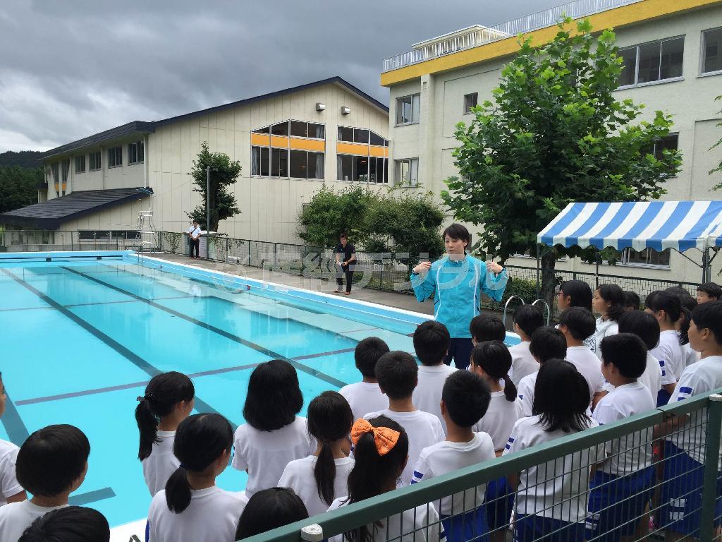 山梨県北杜市立白州小学校で開いた「水ケーション」で子供たちに水の大切さを伝える萩原智子さん＝２０１５年９月１日（角かずみ撮影）