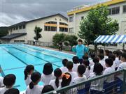 山梨県北杜市立白州小学校で開いた「水ケーション」で子供たちに水の大切さを伝える萩原智子さん＝２０１５年９月１日（角かずみ撮影）