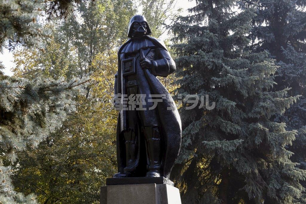 映画「スター・ウォーズ」シリーズのキャラクター、ダース・ベイダーの像＝２０１５年１０月２３日、ウクライナ・オデッサ（ロイター）