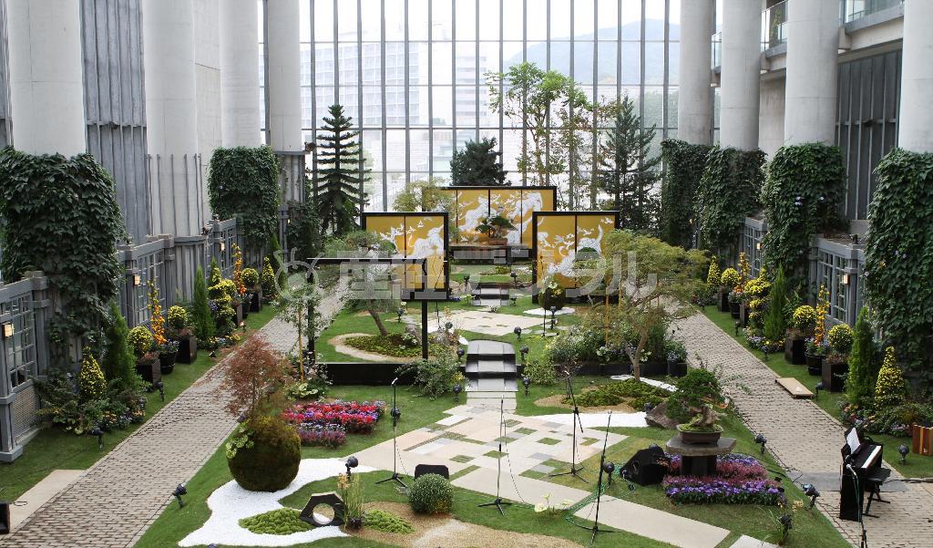 コケや盆栽、山野草などで作り上げたモダンガーデンと躍動的なキーヤンのロックな象の襖絵が競演。迫力ある緑の空間が生まれた＝２０１５年１０月１０日、兵庫県淡路市の兵庫県立淡路夢舞台温室「奇跡の星の植物館」（田中幸美撮影）