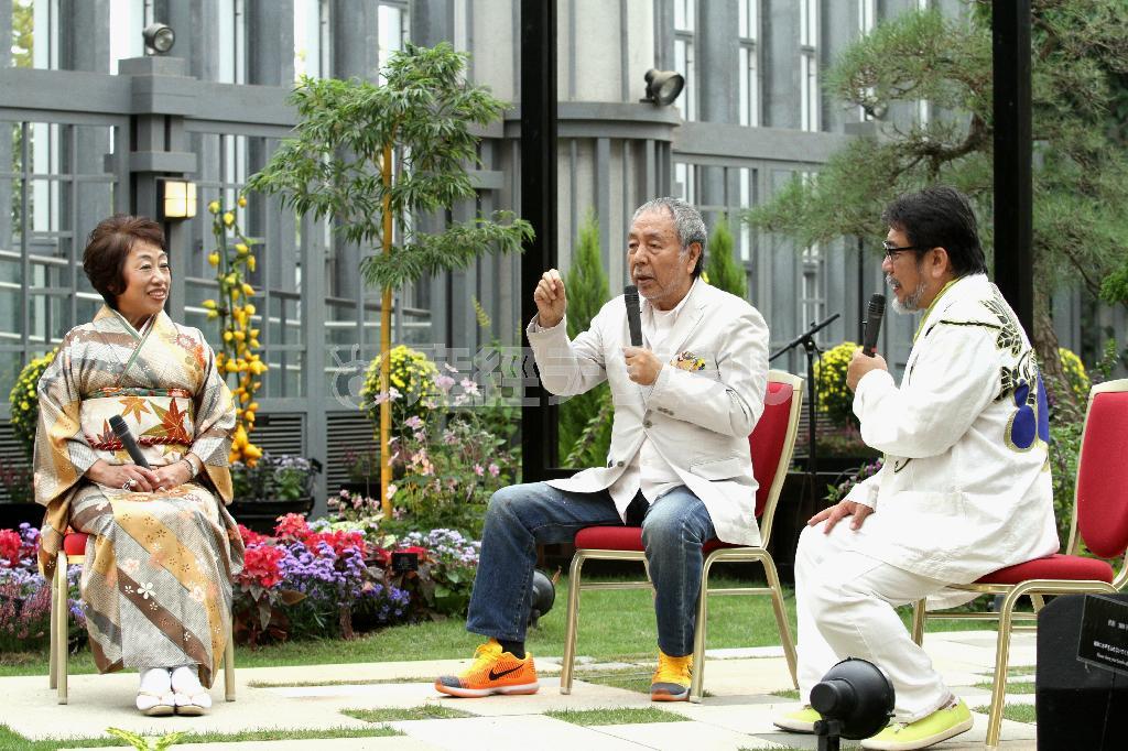 タレントで書家の越前屋俵太さんの司会進行のもと、木村英輝さん（中央）と奇跡の星の植物館の辻本智子プロデューサー（左）によるトークショーが行われ、歯に衣着せぬトークが炸裂した＝２０１５年１０月１０日、兵庫県淡路市の兵庫県立淡路夢舞台温室「奇跡の星の植物館」（田中幸美撮影）