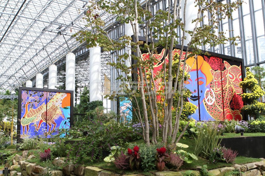 襖絵は表裏一体となっており、片面には天を飛ぶ白い象、もう片面にはレッドジャガーやクジャクなどが描かれていて、どちら側からも楽しむことができる＝２０１５年１０月１０日、兵庫県淡路市の兵庫県立淡路夢舞台温室「奇跡の星の植物館」（田中幸美撮影）