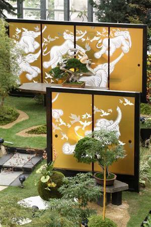 力強いフォルムで躍動感あふれる盆栽と、現代の琳派の呼び声高いロックな壁画絵師、キーヤンの襖絵が競い合う。およそ植物園とは思えない空間が広がる＝２０１５年１０月１０日、兵庫県淡路市の兵庫県立淡路夢舞台温室「奇跡の星の植物館」（田中幸美撮影）