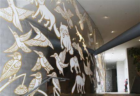 キーヤンが昨年、奇跡の星の植物館の近くの里山にいるカワセミやフクロウ、タヌキなどの生き物を描いた壁面＝２０１５年１０月１０日、兵庫県淡路市の兵庫県立淡路夢舞台温室「奇跡の星の植物館」（田中幸美撮影）