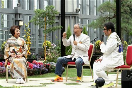 タレントで書家の越前屋俵太さんの司会進行のもと、木村英輝さん（中央）と奇跡の星の植物館の辻本智子プロデューサー（左）によるトークショーが行われ、歯に衣着せぬトークが炸裂した＝２０１５年１０月１０日、兵庫県淡路市の兵庫県立淡路夢舞台温室「奇跡の星の植物館」（田中幸美撮影）